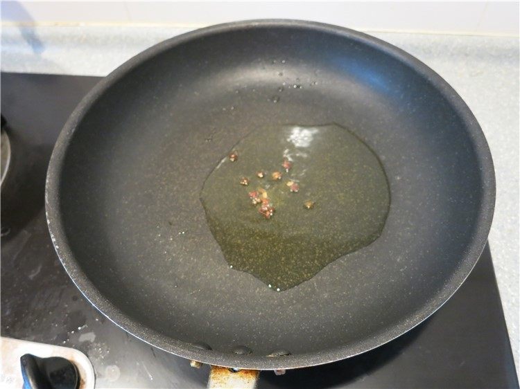 #食二星座#牛排变奏曲---青椒牛肉粒,热锅凉油,放入适量的植物油,丢几粒花椒爆香