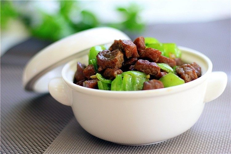 #食二星座#牛排变奏曲---青椒牛肉粒,盛到容器内,飘着黑胡椒牛排味道的牛肉粒香极啦!