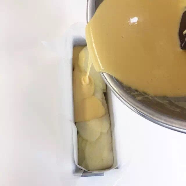 苹果杏仁隐形蛋糕,为免出现空隙,将模具向桌面轻敲,令面糊充分流进并填满整个模具。