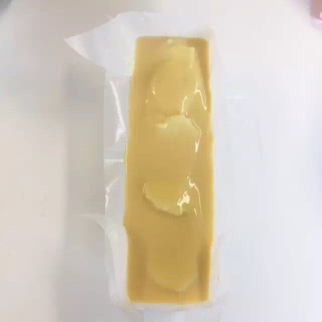苹果杏仁隐形蛋糕,
在面糊上,撒满生杏仁片,放进170℃的烤箱烤35-40分钟。