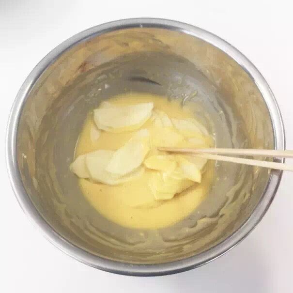 苹果杏仁隐形蛋糕,调整好苹果的方向,放进模具内。