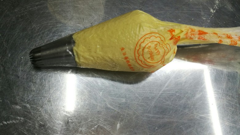 香酥曲奇,取一部分面糊装入裱花袋,裱花嘴是20齿的