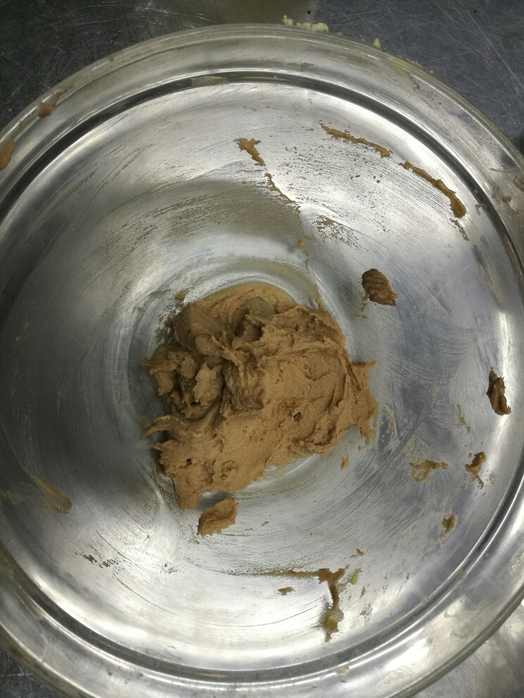 香酥曲奇,取一部分面糊,加入适量可可粉,就是可可味的啦!同样可以加抹茶粉,红曲粉,水果粉等等,变换多种口味