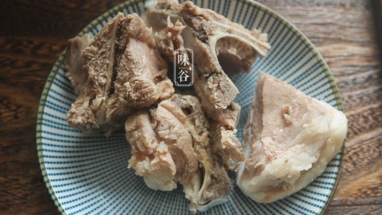 清热祛湿的莲蓬汤,煮开1分钟后,猪骨头的血水出来了。然后把猪骨捞出来冲洗,去掉浮沫后待用。(这些可以去除腥味和血水,以免汤汁混浊。)