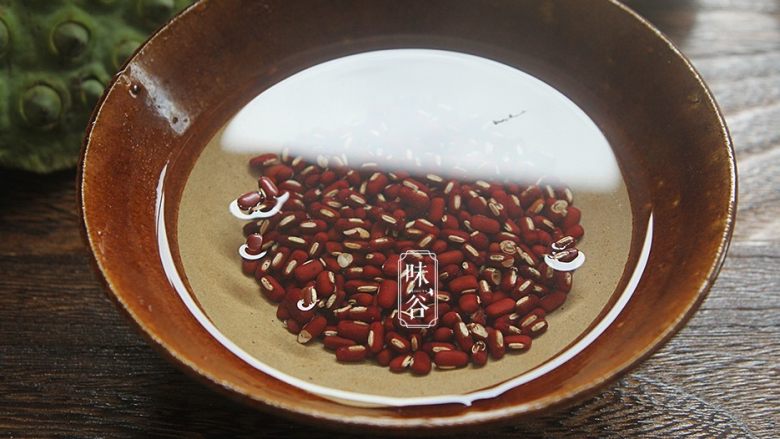 清热祛湿的莲蓬汤,<a style='color:red;display:inline-block;' href='/shicai/ 454'>赤小豆</a>洗净,浸泡1小时;