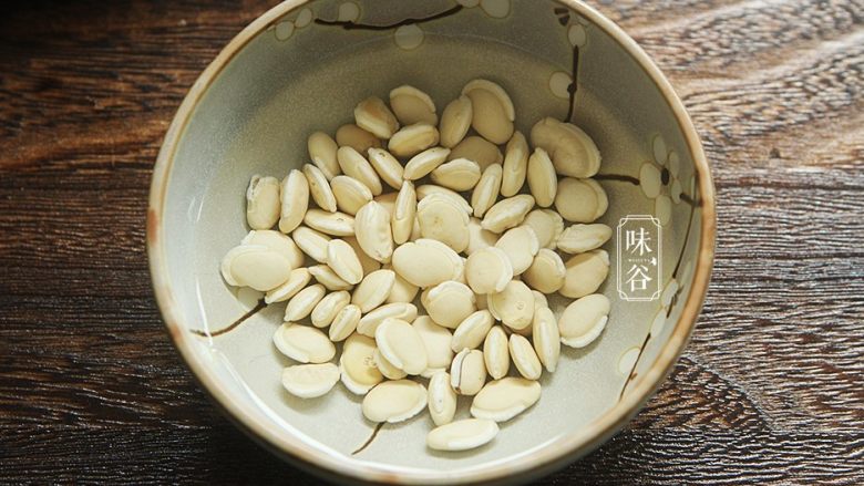 清热祛湿的莲蓬汤,<a style='color:red;display:inline-block;' href='/shicai/ 457'>白扁豆</a>也要提前浸泡1小时;