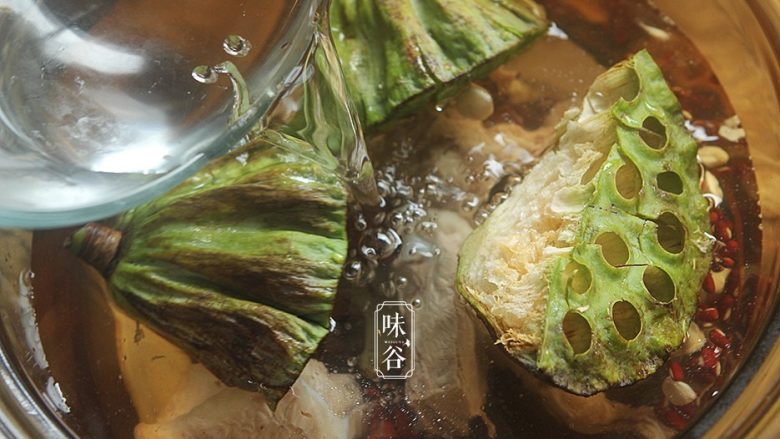 清热祛湿的莲蓬汤,放入适量清水。(水量:大约2L左右)盖上盖子。