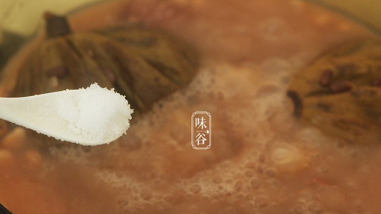 清热祛湿的莲蓬汤,关火前加入适量的食盐调味即可。