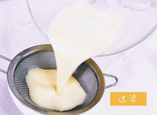 甜橙牛奶蛋羹,将混合液过筛一下。(过筛不能省略哦,决定了最终是否细腻)