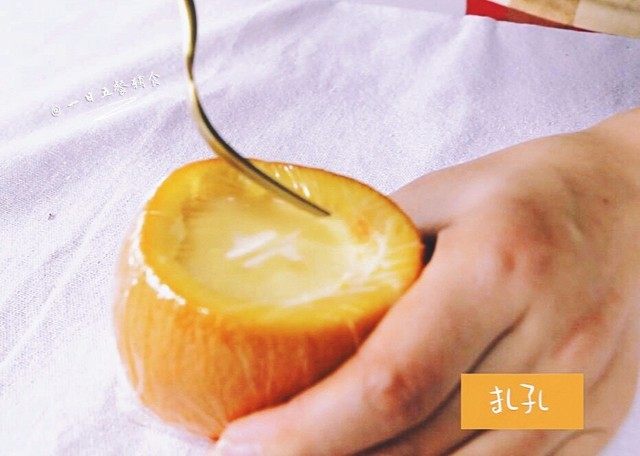 甜橙牛奶蛋羹,橙碗蒙上保鲜膜,用牙签在保鲜膜上扎几个洞。
🌻小贴士:柚子妈第一次蒸没用保鲜膜,直接用甜橙切下来的盖,由于蛋液有点多,最终漫出来好多。