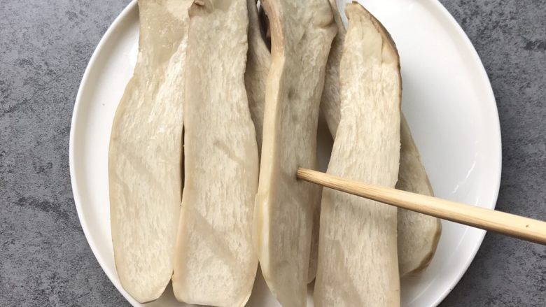 凉拌香辣杏鲍菇,杏鲍菇蒸熟,筷子能戳穿即可