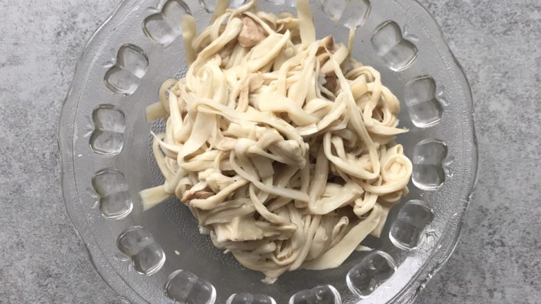 凉拌香辣杏鲍菇,手撕成细条状,挤去水份
