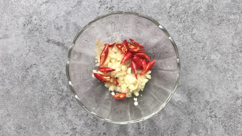 凉拌香辣杏鲍菇,蒸杏鲍菇的时间准备调料汁:蒜瓣切碎、小米椒斜切