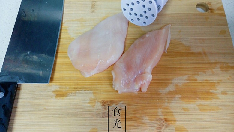 香煎鸡肉沙拉,<a style='color:red;display:inline-block;' href='/shicai/ 101'>鸡胸肉</a>改刀切片 厚度大约2-3厘米
