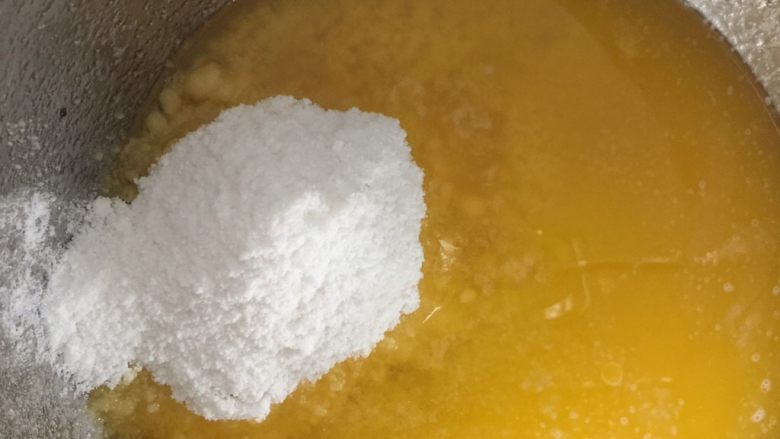 椰浆磅蛋糕,加入30g糖粉,隔冰水打发