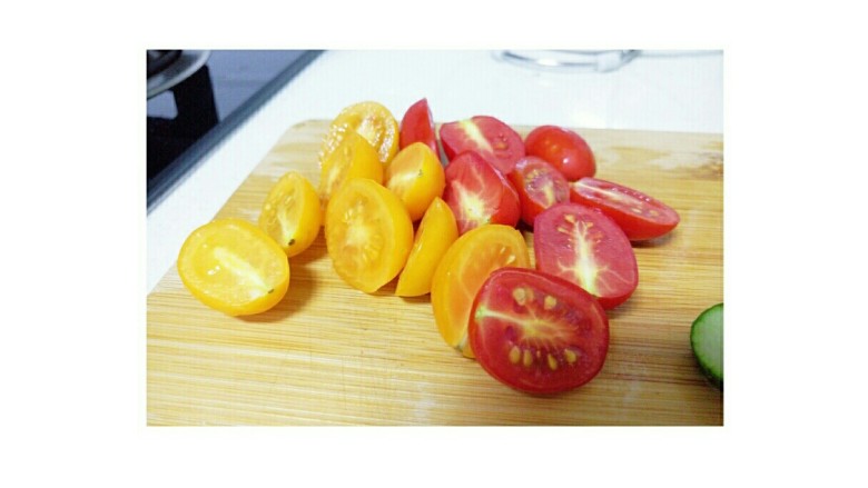 香煎鸡肉沙拉,<a style='color:red;display:inline-block;' href='/shicai/ 3438'>圣女果</a>对半切