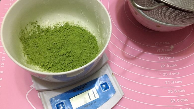 夏-青橘烧果子,抹茶粉。10g,这边我的青岚刚好用光了,称下来是11g,考虑损耗,差不多其实。我用的是青岚抹茶,颜色也很美。