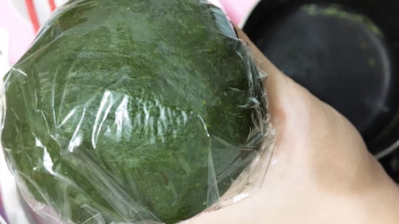 夏-青橘烧果子,保鲜膜,包起来。这种抹茶系的都要包好。不然很容易氧化颜色会不美。。
