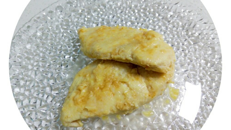 香煎鸡肉沙拉,煎鸡胸肉:锅里放少许油 油温五成热放鸡肉 煎至两面金黄 放少量水 盖上盖子小火闷2分钟
