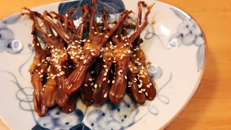 卤鸭舌,装盘,撒上白芝麻,炒鸡q,小朋友都爱吃!