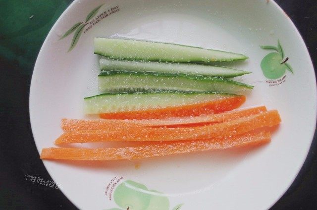 手卷饭团,用白醋,糖,盐腌制一小时