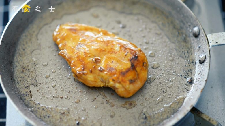 炎炎夏日,来碗东南亚风情的柠香鸡胸凉面吧,锅中放入少许油,将腌好的鸡肉小火煎熟,如果鸡肉太厚,可以从中间劈开