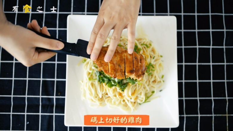 炎炎夏日,来碗东南亚风情的柠香鸡胸凉面吧,码上煎好的鸡胸肉