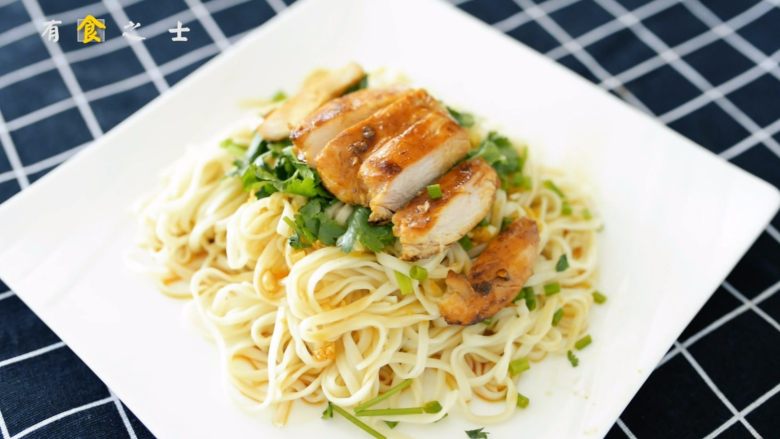 炎炎夏日,来碗东南亚风情的柠香鸡胸凉面吧,完成啦~鸡胸肉要趁热吃,很美味哟~
