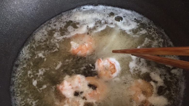 越南春卷,青虾去头 去虾线 洗净 水开后加料酒焯熟