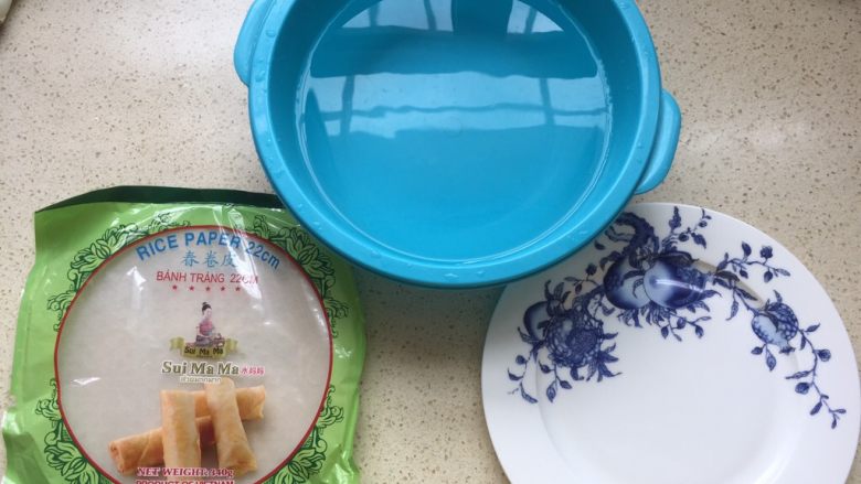 越南春卷,准备一盆温水 用来泡春卷皮 一个平盘 方便卷春卷
