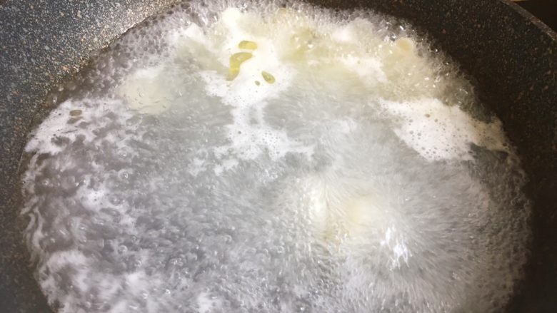 宝宝辅食之卡通彩色面片,下面来介绍下面片的煮法:
如果是刚做的卡通面,可以水里加盐和油后烧开再入锅;如果是晒干的卡通面片要冷水下锅,加盐和油一起煮熟,尽量煮久一些
