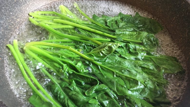 宝宝辅食之卡通彩色面片,菠菜焯一下,去除草酸