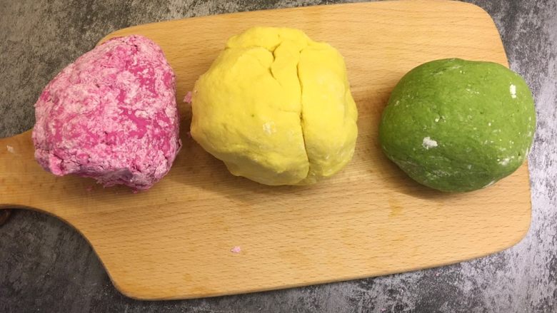 宝宝辅食之卡通彩色面片,揉捏成团,同理制作南瓜面团和菠菜面团