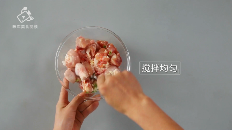 酱香浓郁的开胃鲁菜,三步学会秘制酱焖鸡,搅拌均匀
