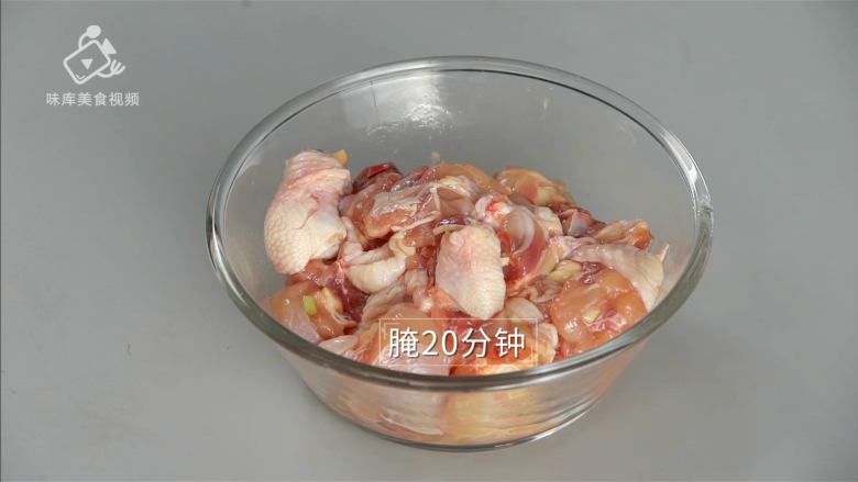 酱香浓郁的开胃鲁菜,三步学会秘制酱焖鸡,腌制20分钟