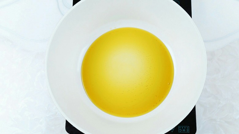 辣子鸡翅,锅内倒入适量油,烧热