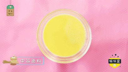 小米不要只会熬粥喝，该换换花样啦！,加入30克面粉，搅拌均匀，此时的状态比较稀稠。

