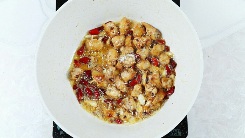 辣子鸡翅,中小火,放入适量<a style='color:red;display:inline-block;' href='/shicai/ 756'>鸡精</a>