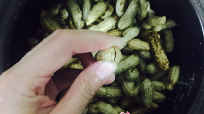 盐水花生,每个花生都这样捏个小口,这样便于入味不想捏也随意哈