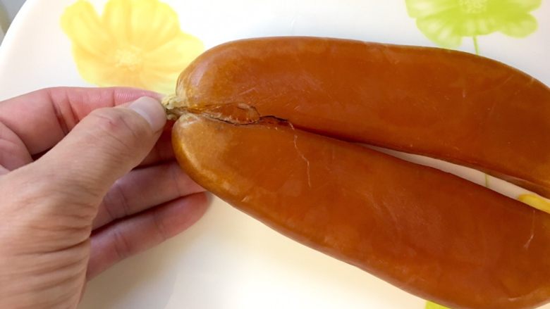 台經典美食 香煎烏魚子,烏魚子前端有一棉線處,先行取下