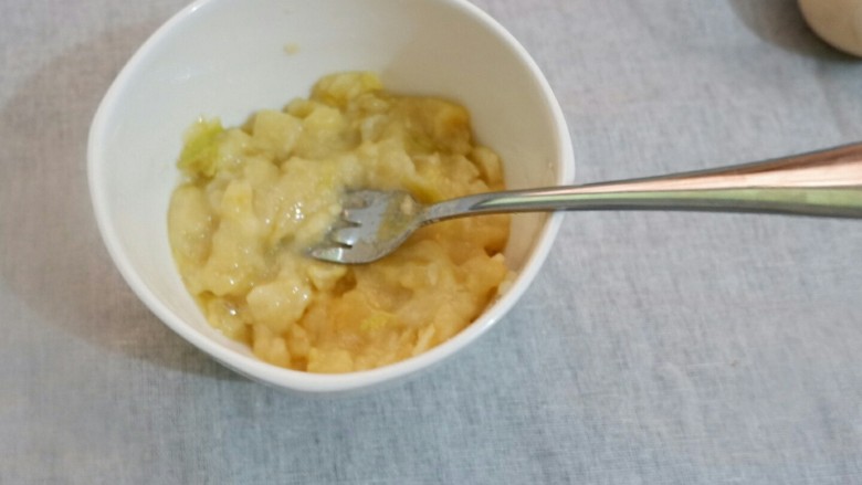 宝宝辅食 香蕉酸奶蒸蛋糕,先把<a style='color:red;display:inline-block;' href='/shicai/ 610'>香蕉</a>压烂,叉子可以轻松搞定