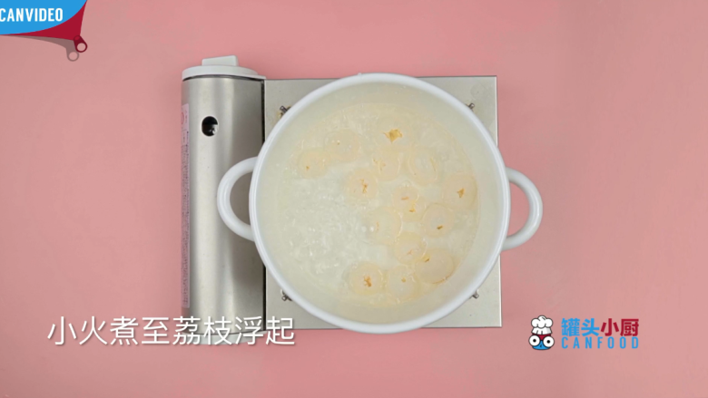 这三款水果做成罐头,比鲜吃更美味,捞出荔枝放入锅中,小火煮至荔枝浮起,关火