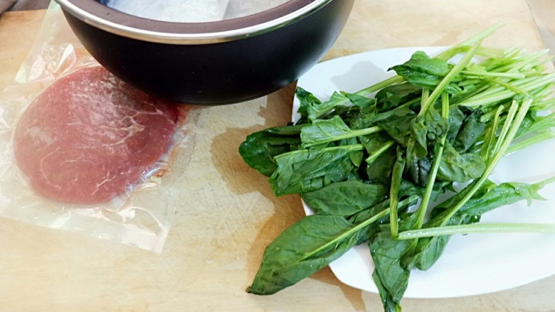 宝宝辅食 快手版菠菜牛肉粥,为什么说快手,因为粥底不是直接滚的,而是用电饭锅煮了30分钟,提前弄好。比例大概是一份米五六份水的样子。