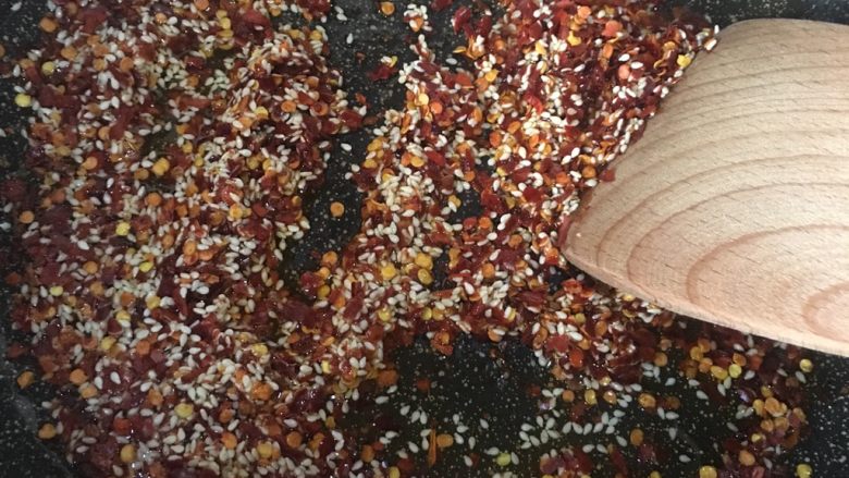 #食二星座#花生牛肉酱,锅中放入少许<a style='color:red;display:inline-block;' href='/shicai/ 192689'>红麻油</a>和食用油,比例安自己喜好来,小火炒香