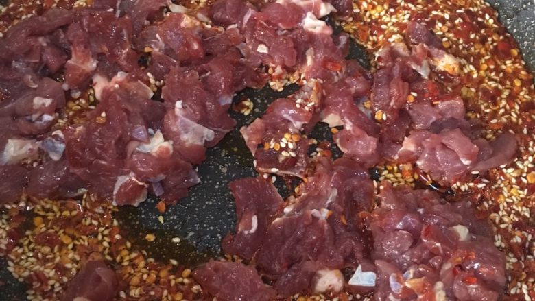 #食二星座#花生牛肉酱,加入牛肉粒,炒熟