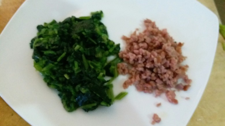 宝宝辅食 快手版菠菜牛肉粥,煮好的菠菜切末,牛排肉切小粒。越小越好。