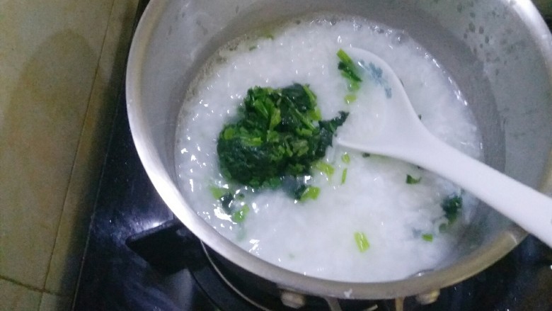 宝宝辅食 快手版菠菜牛肉粥,煮开以后放菠菜进去