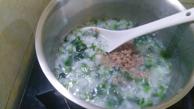 宝宝辅食  快手版菠菜牛肉粥,再煮开再放牛肉粒进去