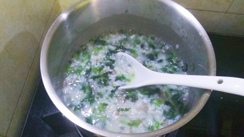 宝宝辅食 快手版菠菜牛肉粥,再煮开就可以淋<a style='color:red;display:inline-block;' href='/shicai/ 847'>香油</a>关火出锅了。煮的过程全程小火,并时不时搅拌,免得锅里结坨,糊锅。