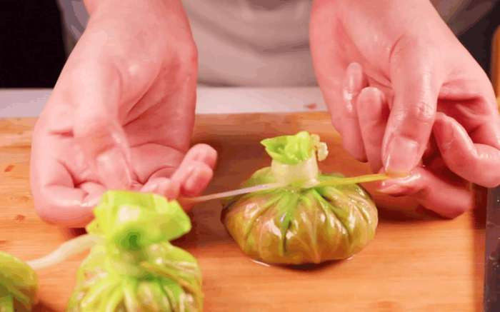 饺子馅的新鲜吃法,比拿来包饺子还要好吃!,接着我们用韭黄条将封口处扎紧即可。